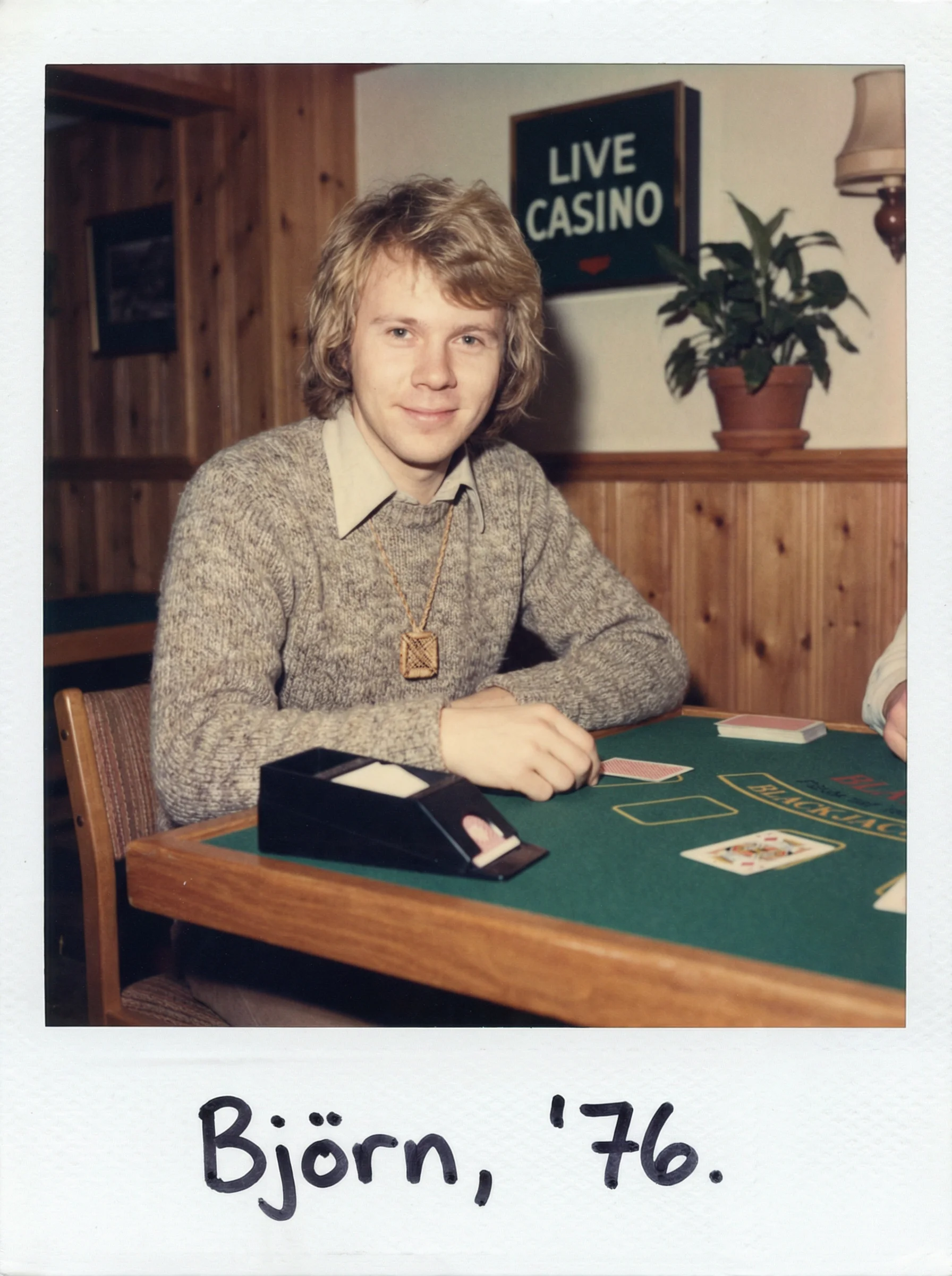 皇冠体育真人荷官Bjorn来自瑞典的简约男荷官